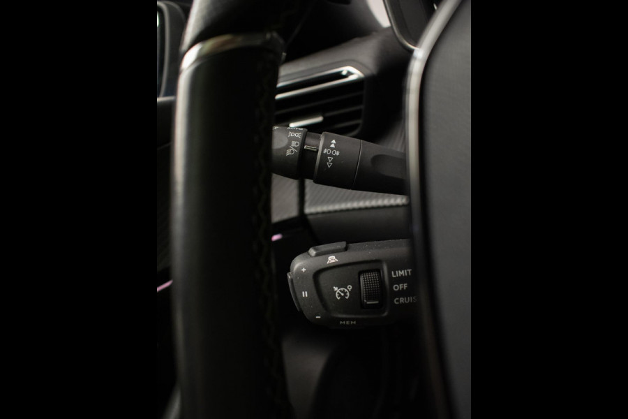 Peugeot e-2008 EV GT Pack 50 kWh Sport 3 FASE (PANORAMADAK,APPLE CARPLAY,LED,NAVI,3D CAMERA,ALCANTARA,DODE HOEK,NETTESTAAT)