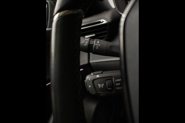 Peugeot e-2008 EV GT Pack 50 kWh Sport 3 FASE (PANORAMADAK,APPLE CARPLAY,LED,NAVI,3D CAMERA,ALCANTARA,DODE HOEK,NETTESTAAT)