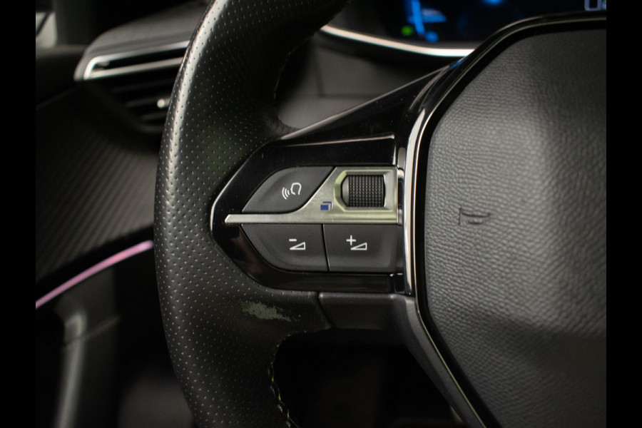 Peugeot e-2008 EV GT Pack 50 kWh Sport 3 FASE (PANORAMADAK,APPLE CARPLAY,LED,NAVI,3D CAMERA,ALCANTARA,DODE HOEK,NETTESTAAT)