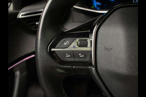 Peugeot e-2008 EV GT Pack 50 kWh Sport 3 FASE (PANORAMADAK,APPLE CARPLAY,LED,NAVI,3D CAMERA,ALCANTARA,DODE HOEK,NETTESTAAT)