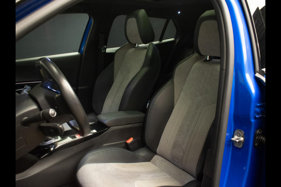 Peugeot e-2008 EV GT Pack 50 kWh Sport 3 FASE (PANORAMADAK,APPLE CARPLAY,LED,NAVI,3D CAMERA,ALCANTARA,DODE HOEK,NETTESTAAT)