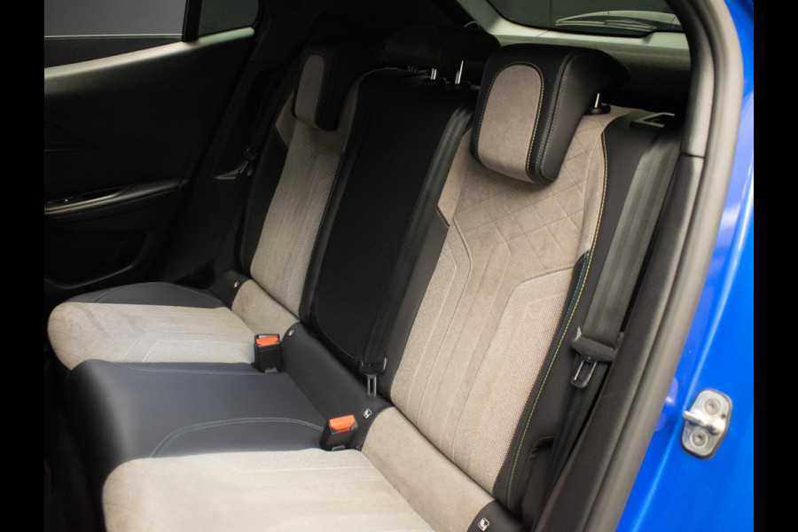 Peugeot e-2008 EV GT Pack 50 kWh Sport 3 FASE (PANORAMADAK,APPLE CARPLAY,LED,NAVI,3D CAMERA,ALCANTARA,DODE HOEK,NETTESTAAT)