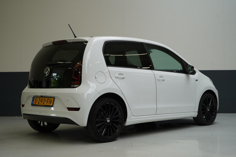 Volkswagen up! 1.0 R-Line 5-drs | Stoelverwarming | Lm velgen 17" | Airconditioning | Cruise control | Achteruitrijcamera