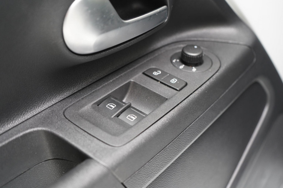 Volkswagen up! 1.0 R-Line 5-drs | Stoelverwarming | Lm velgen 17" | Airconditioning | Cruise control | Achteruitrijcamera