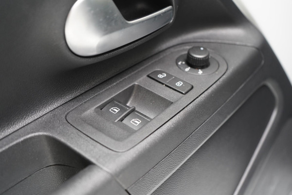 Volkswagen up! 1.0 R-Line 5-drs | Stoelverwarming | Lm velgen 17" | Airconditioning | Cruise control | Achteruitrijcamera