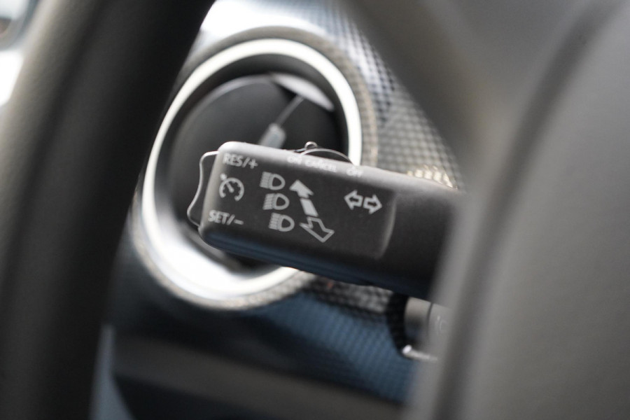 Volkswagen up! 1.0 R-Line 5-drs | Stoelverwarming | Lm velgen 17" | Airconditioning | Cruise control | Achteruitrijcamera