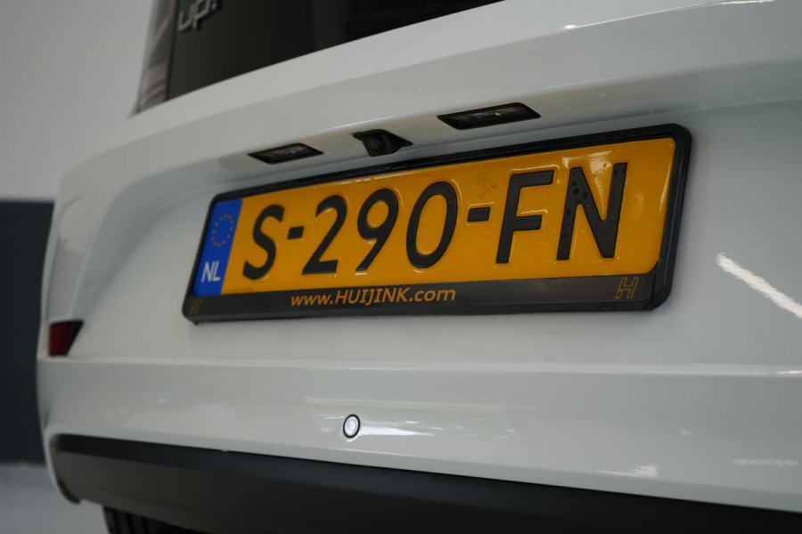 Volkswagen up! 1.0 R-Line 5-drs | Stoelverwarming | Lm velgen 17" | Airconditioning | Cruise control | Achteruitrijcamera