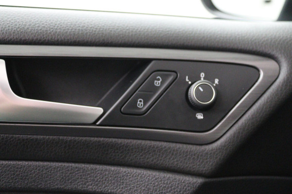 Volkswagen Golf 1.0 TSI Comfortline Automaat (NAVIGATIE, CARPLAY, STUURBEDIENING, PARKEERSENSOREN, CLIMA)