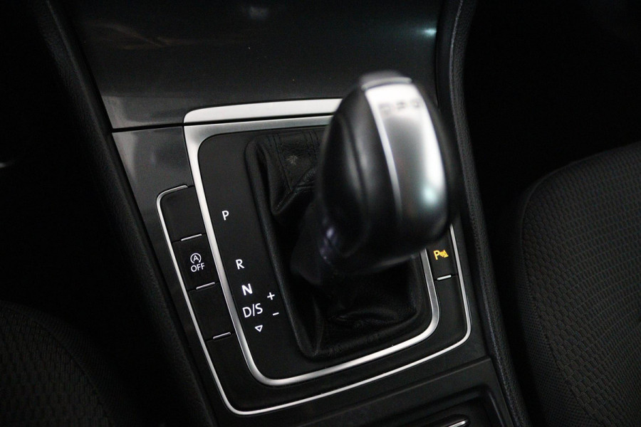 Volkswagen Golf 1.0 TSI Comfortline Automaat (NAVIGATIE, CARPLAY, STUURBEDIENING, PARKEERSENSOREN, CLIMA)