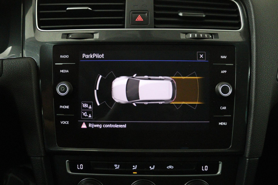 Volkswagen Golf 1.0 TSI Comfortline Automaat (NAVIGATIE, CARPLAY, STUURBEDIENING, PARKEERSENSOREN, CLIMA)