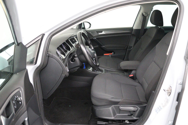 Volkswagen Golf 1.0 TSI Comfortline Automaat (NAVIGATIE, CARPLAY, STUURBEDIENING, PARKEERSENSOREN, CLIMA)