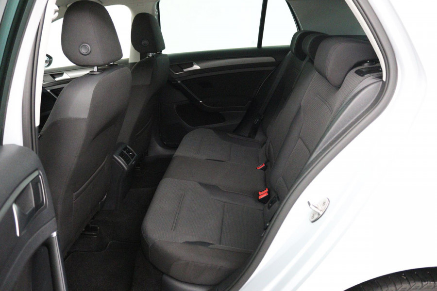 Volkswagen Golf 1.0 TSI Comfortline Automaat (NAVIGATIE, CARPLAY, STUURBEDIENING, PARKEERSENSOREN, CLIMA)
