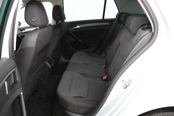 Volkswagen Golf 1.0 TSI Comfortline Automaat (NAVIGATIE, CARPLAY, STUURBEDIENING, PARKEERSENSOREN, CLIMA)