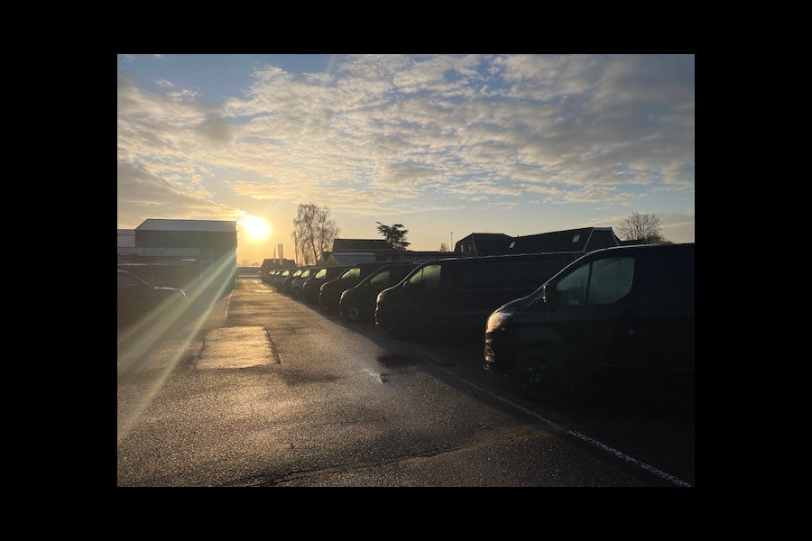 Ford Transit Custom 320 2.0 TDCI L2H1 AUT 170 PK NEXT LEVEL Navi Apple Carplay / Camera / Trekhaak 2600 KG