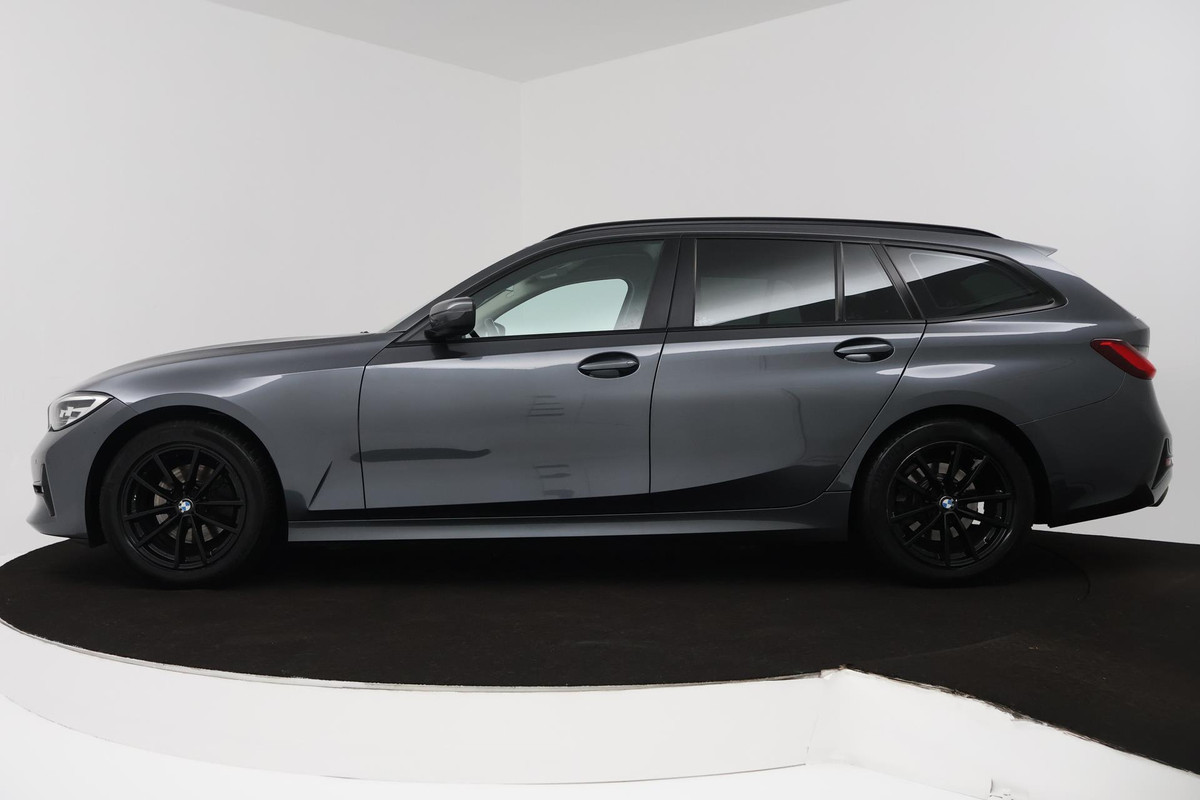 BMW 3 Serie Touring 320i Executive Edition (NAVIGATIE, CARPLAY, STUURBEDIENING, LED, 1e EIGENAAR, GOED, ONDERHOUDEN) BMW 3 Serie Touring 320i Executive Edition (NAVIGATIE, CARPLAY, STUURBEDIENING, LED, 1e EIGENAAR, GOED, ONDERHOUDEN)