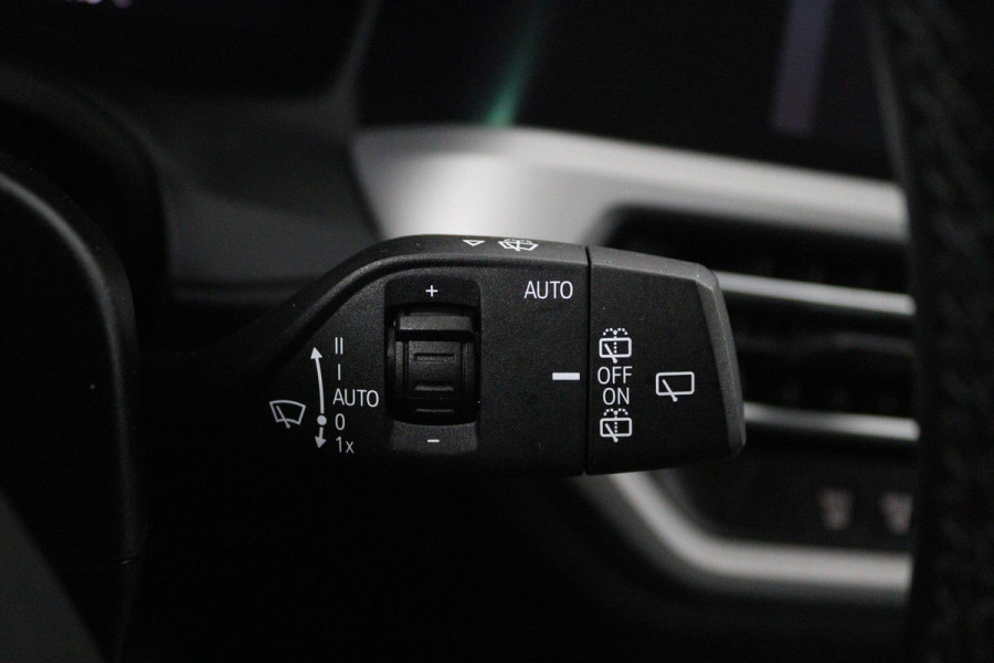 BMW 3 Serie Touring 320i Executive Edition (NAVIGATIE, CARPLAY, STUURBEDIENING, LED, 1e EIGENAAR, GOED, ONDERHOUDEN)