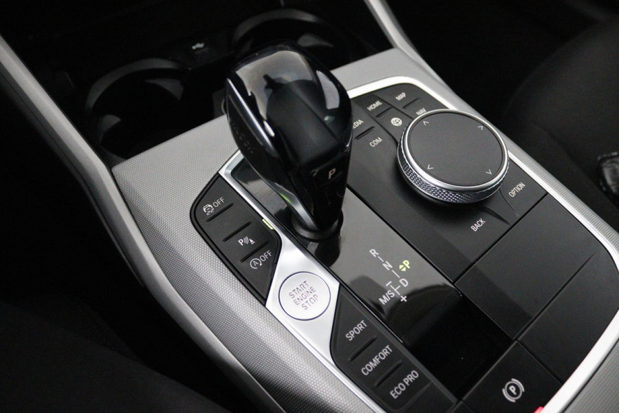 BMW 3 Serie Touring 320i Executive Edition (NAVIGATIE, CARPLAY, STUURBEDIENING, LED, 1e EIGENAAR, GOED, ONDERHOUDEN)