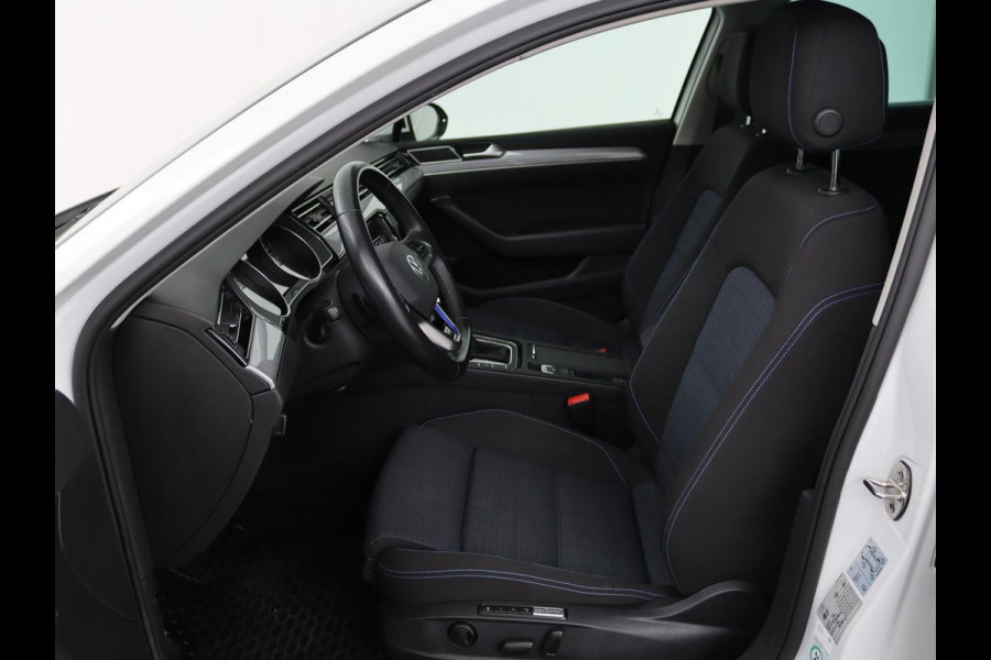 Volkswagen Passat 1.4 TSI PHEV GTE | Stoelverwarming | Massage | Carplay | Camera | Adaptive cruise | Matrix LED | Navigatie | Memory | Sfeerverlichting