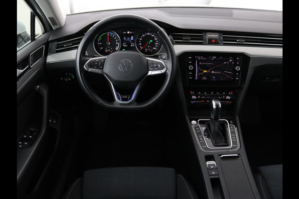 Volkswagen Passat 1.4 TSI PHEV GTE | Stoelverwarming | Massage | Carplay | Camera | Adaptive cruise | Matrix LED | Navigatie | Memory | Sfeerverlichting