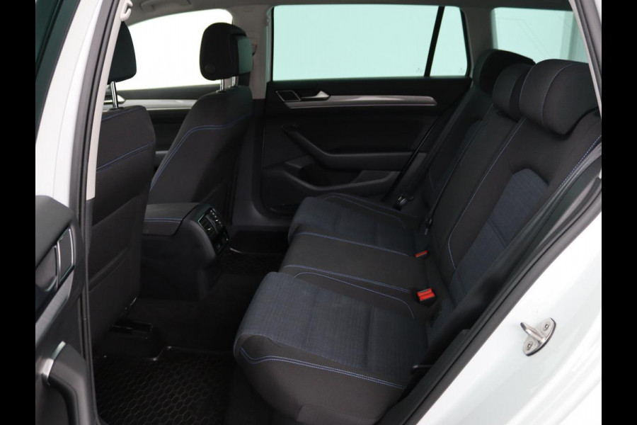 Volkswagen Passat 1.4 TSI PHEV GTE | Stoelverwarming | Massage | Carplay | Camera | Adaptive cruise | Matrix LED | Navigatie | Memory | Sfeerverlichting