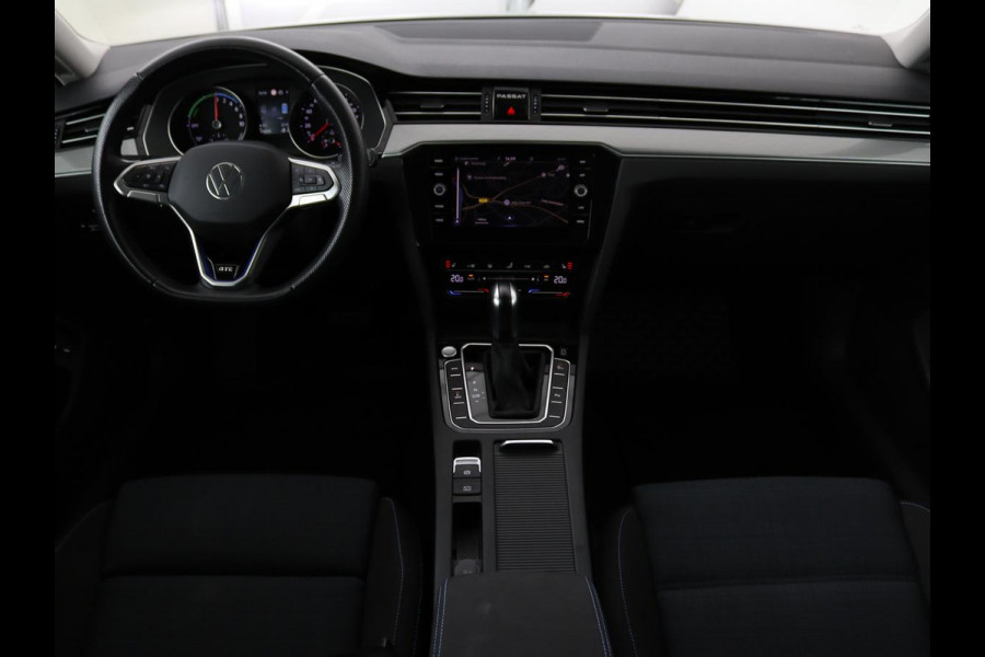 Volkswagen Passat 1.4 TSI PHEV GTE | Stoelverwarming | Massage | Carplay | Camera | Adaptive cruise | Matrix LED | Navigatie | Memory | Sfeerverlichting