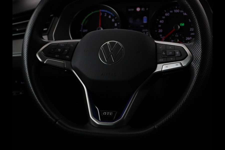 Volkswagen Passat 1.4 TSI PHEV GTE | Stoelverwarming | Massage | Carplay | Camera | Adaptive cruise | Matrix LED | Navigatie | Memory | Sfeerverlichting