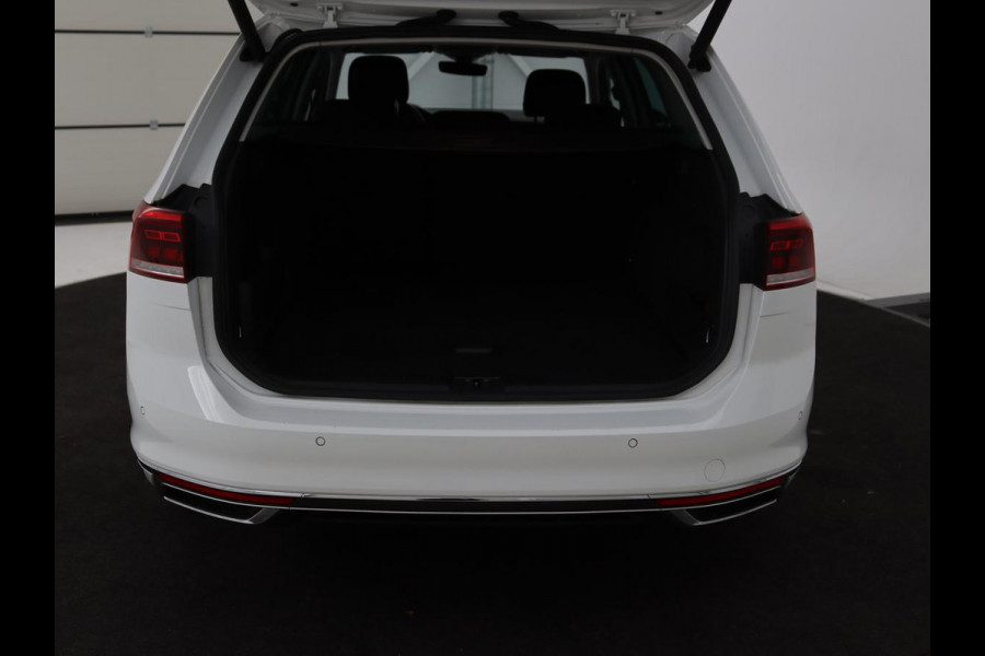 Volkswagen Passat 1.4 TSI PHEV GTE | Stoelverwarming | Massage | Carplay | Camera | Adaptive cruise | Matrix LED | Navigatie | Memory | Sfeerverlichting