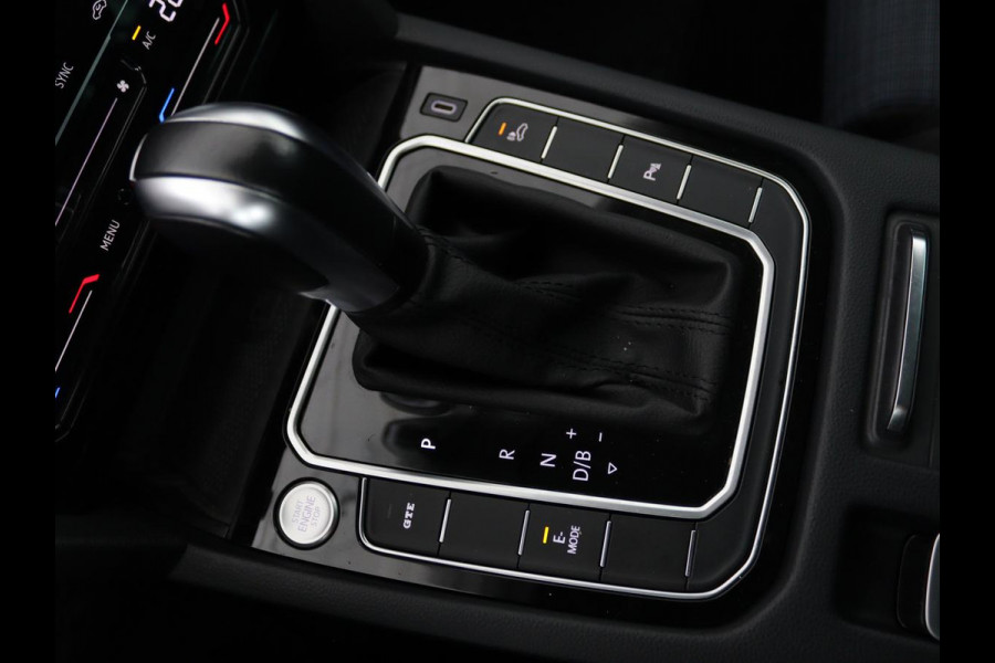 Volkswagen Passat 1.4 TSI PHEV GTE | Stoelverwarming | Massage | Carplay | Camera | Adaptive cruise | Matrix LED | Navigatie | Memory | Sfeerverlichting