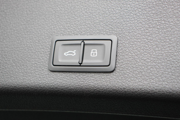 Audi e-tron e-tron 55 quattro | Navigatie | Climate Control | Alacantara | Camera | Electrisch bedienbare achterklep | Led | Cruise Control Adaptive |