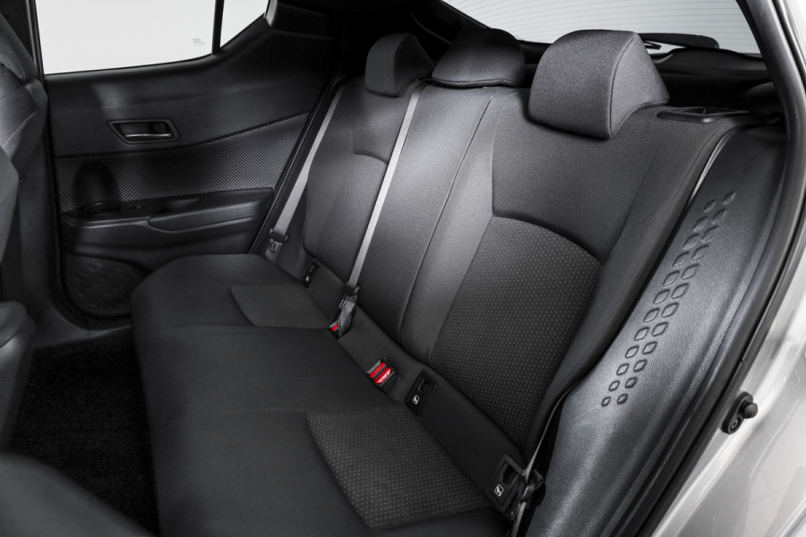Toyota C-HR 1.8 Hybrid Dynamic - Automaat | Adapt. Cruise | Stoel-+Stuurverw. | PDC | Camera | NAV | ECC | LM 18" | Afn. Trekhaak