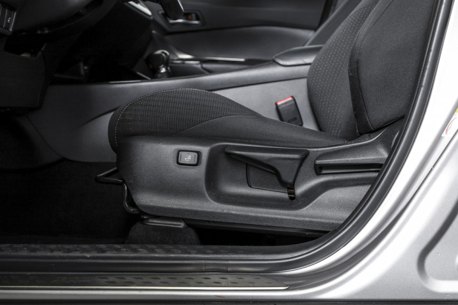 Toyota C-HR 1.8 Hybrid Dynamic - Automaat | Adapt. Cruise | Stoel-+Stuurverw. | PDC | Camera | NAV | ECC | LM 18" | Afn. Trekhaak