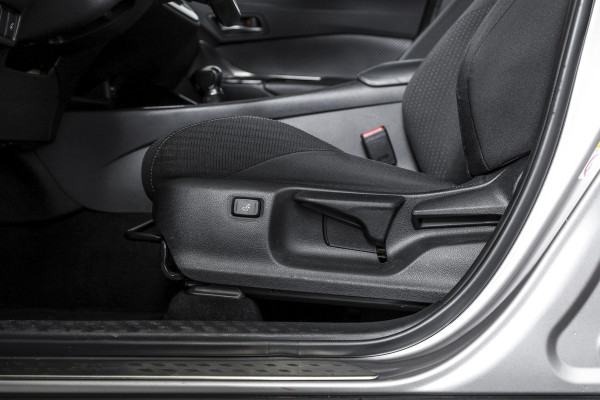 Toyota C-HR 1.8 Hybrid Dynamic - Automaat | Adapt. Cruise | Stoel-+Stuurverw. | PDC | Camera | NAV | ECC | LM 18" | Afn. Trekhaak