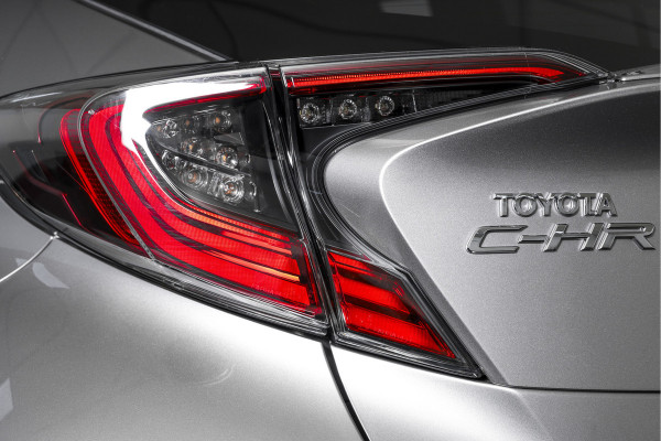Toyota C-HR 1.8 Hybrid Dynamic - Automaat | Adapt. Cruise | Stoel-+Stuurverw. | PDC | Camera | NAV | ECC | LM 18" | Afn. Trekhaak