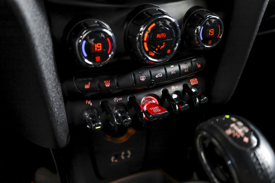 MINI Mini 1.5 Cooper Pepper Serious Business - Automaat | Cruise | Harman/kardon | Stoelverw. | PDC | NAV | ECC | LM 17" |