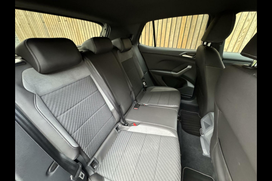 Volkswagen T-Cross 1.0 TSI R-line Automaat | LED | Trekhaak | Getint glas | Climate control | Cruise control adaptief | Lane assist | Dode hoek det