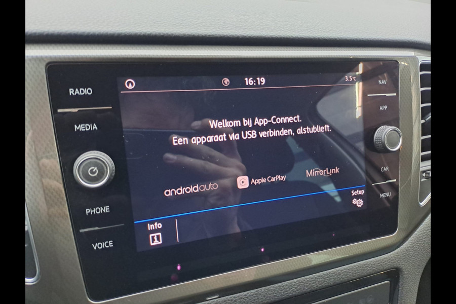 Volkswagen Golf Sportsvan 1.5 TSI ACT Highline IQ.Drive | ACC | Trekhaak | Navi | PDC | Stoelverwarming | All-seasons |