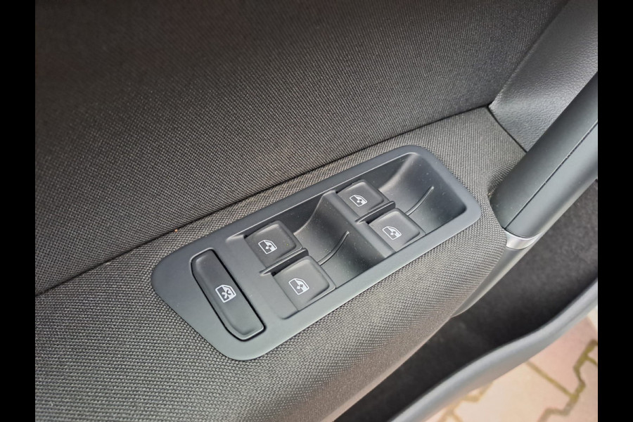 Volkswagen Golf Sportsvan 1.5 TSI ACT Highline IQ.Drive | ACC | Trekhaak | Navi | PDC | Stoelverwarming | All-seasons |