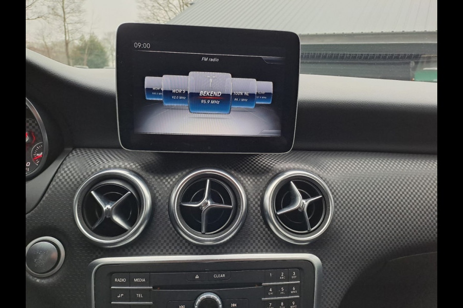 Mercedes-Benz A-Klasse 180 Business Solution AMG | Automaat | LED | LMV | Camera | All-season |