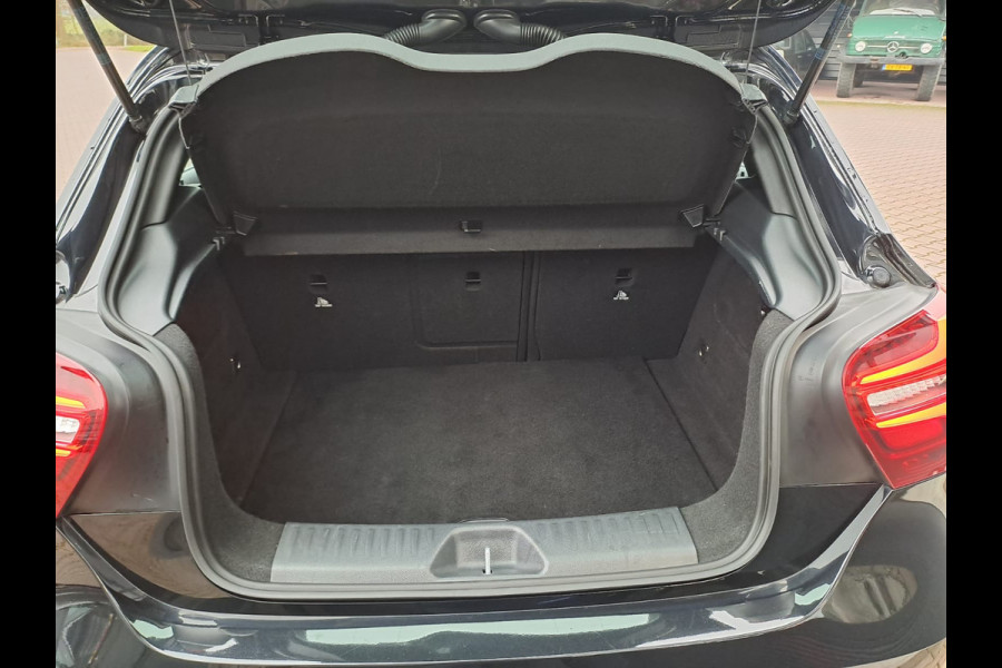 Mercedes-Benz A-Klasse 180 Business Solution AMG | Automaat | LED | LMV | Camera | All-season |
