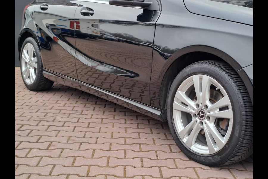 Mercedes-Benz A-Klasse 180 Business Solution AMG | Automaat | LED | LMV | Camera | All-season |