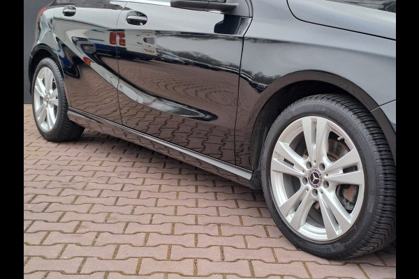Mercedes-Benz A-Klasse 180 Business Solution AMG | Automaat | LED | LMV | Camera | All-season |