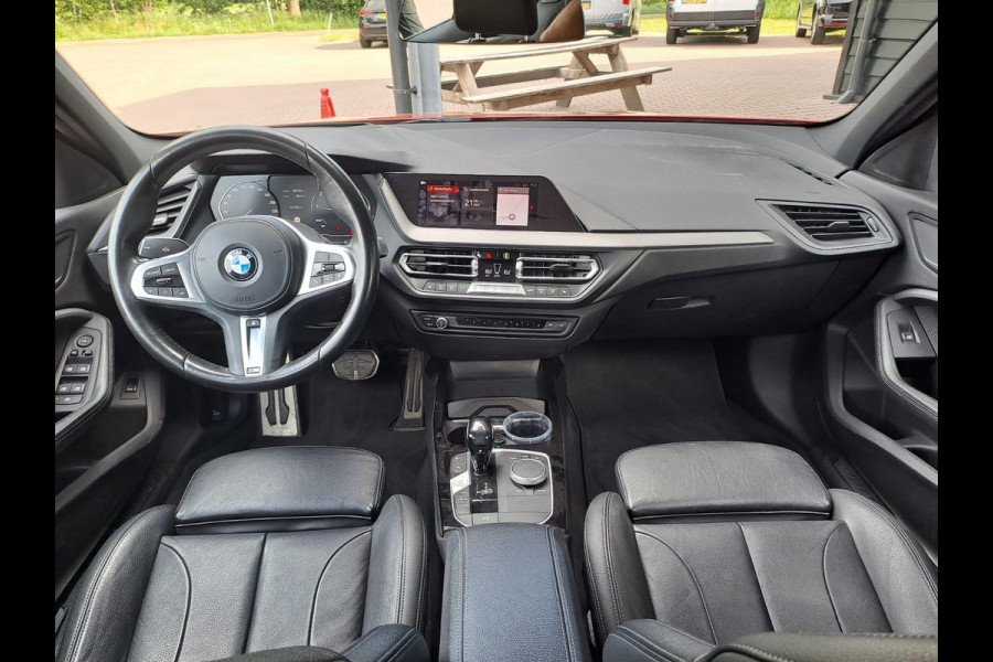BMW 1-serie 118i High Executive | Navi | Sportinterieur | Stoelverw.| Head-up | Leder | M-Sport - Model 2020