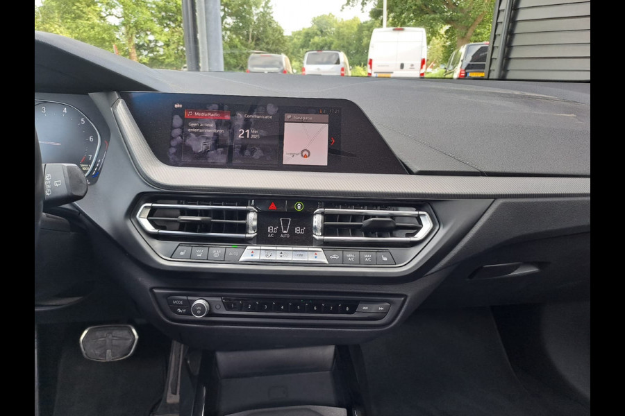 BMW 1-serie 118i High Executive | Navi | Sportinterieur | Stoelverw.| Head-up | Leder | M-Sport - Model 2020