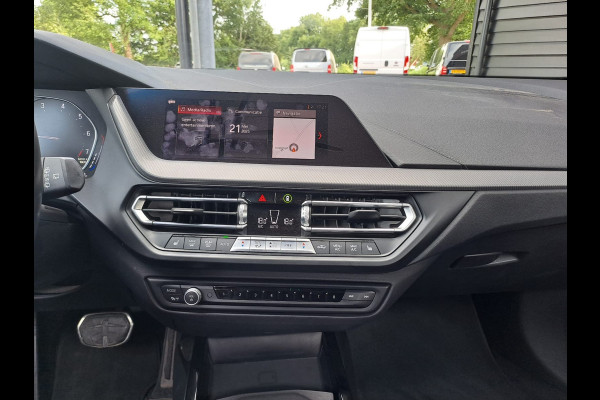 BMW 1-serie 118i High Executive | Navi | Sportinterieur | Stoelverw.| Head-up | Leder | M-Sport - Model 2020