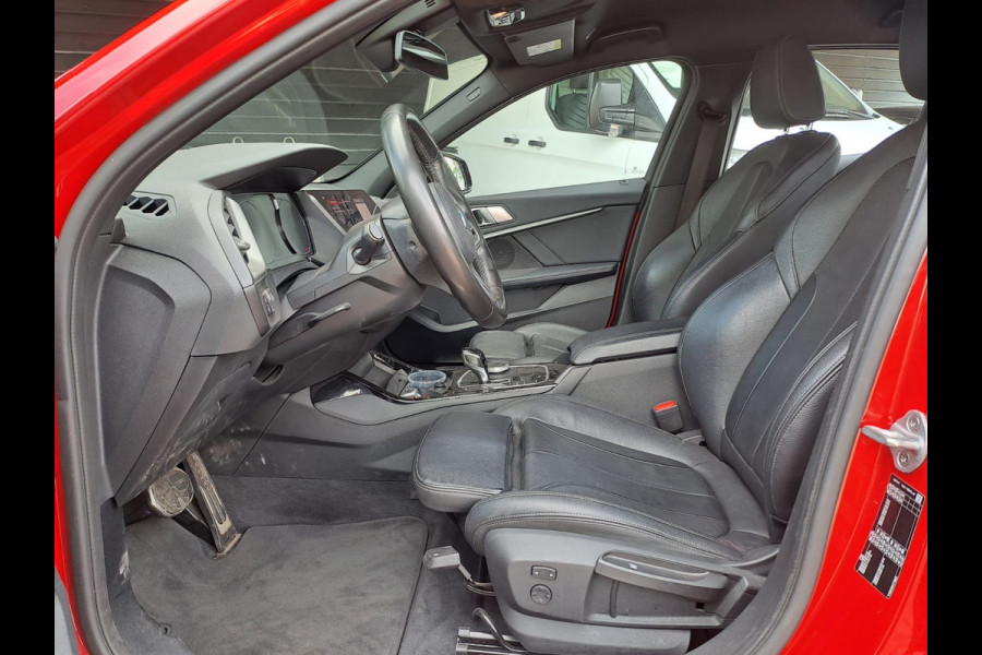 BMW 1-serie 118i High Executive | Navi | Sportinterieur | Stoelverw.| Head-up | Leder | M-Sport - Model 2020
