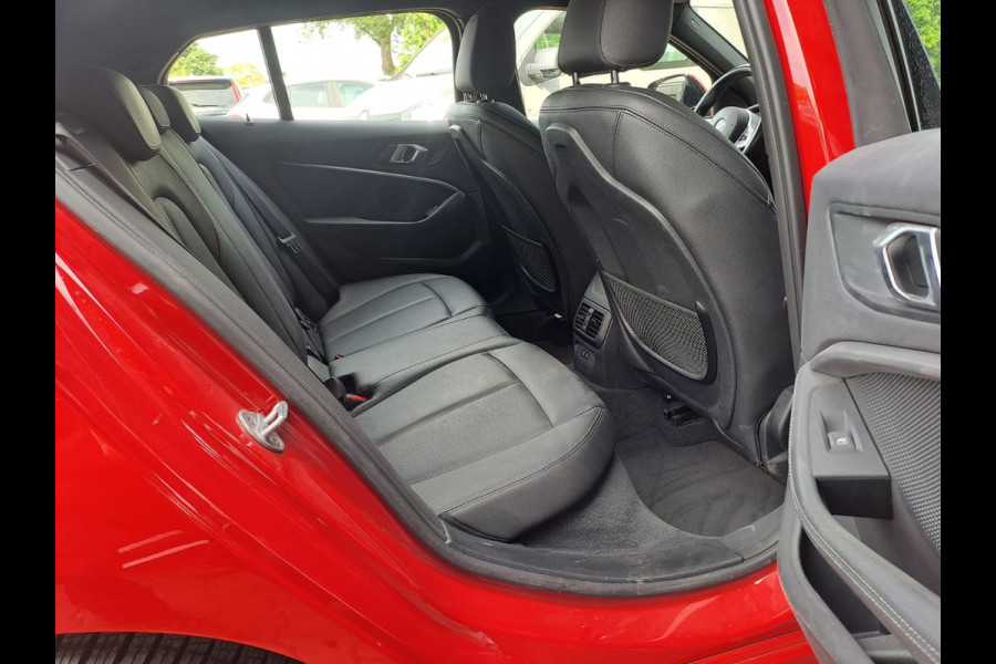 BMW 1-serie 118i High Executive | Navi | Sportinterieur | Stoelverw.| Head-up | Leder | M-Sport - Model 2020