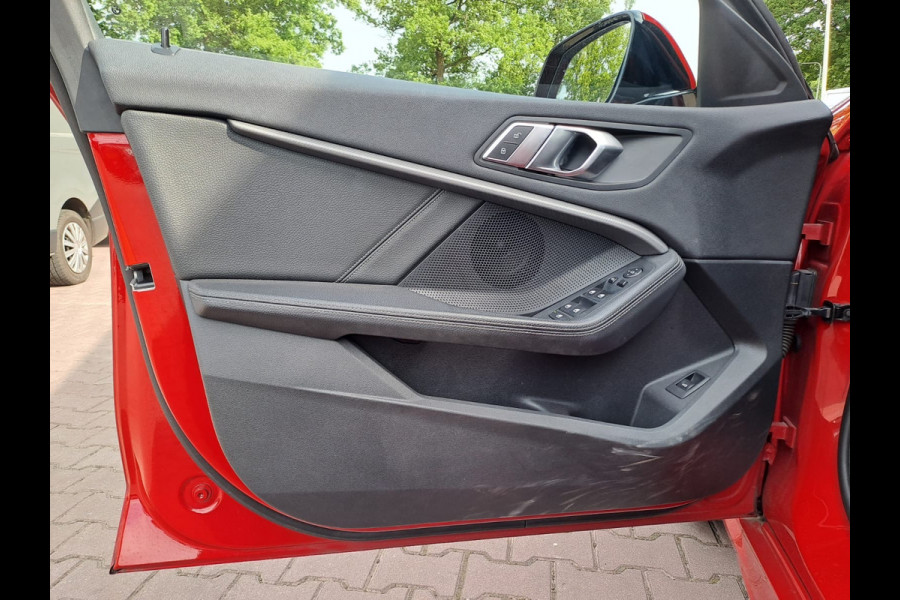 BMW 1-serie 118i High Executive | Navi | Sportinterieur | Stoelverw.| Head-up | Leder | M-Sport - Model 2020