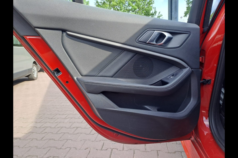BMW 1-serie 118i High Executive | Navi | Sportinterieur | Stoelverw.| Head-up | Leder | M-Sport - Model 2020