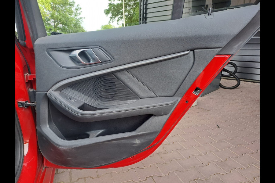 BMW 1-serie 118i High Executive | Navi | Sportinterieur | Stoelverw.| Head-up | Leder | M-Sport - Model 2020
