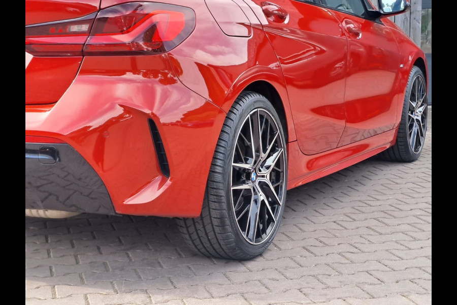 BMW 1-serie 118i High Executive | Navi | Sportinterieur | Stoelverw.| Head-up | Leder | M-Sport - Model 2020